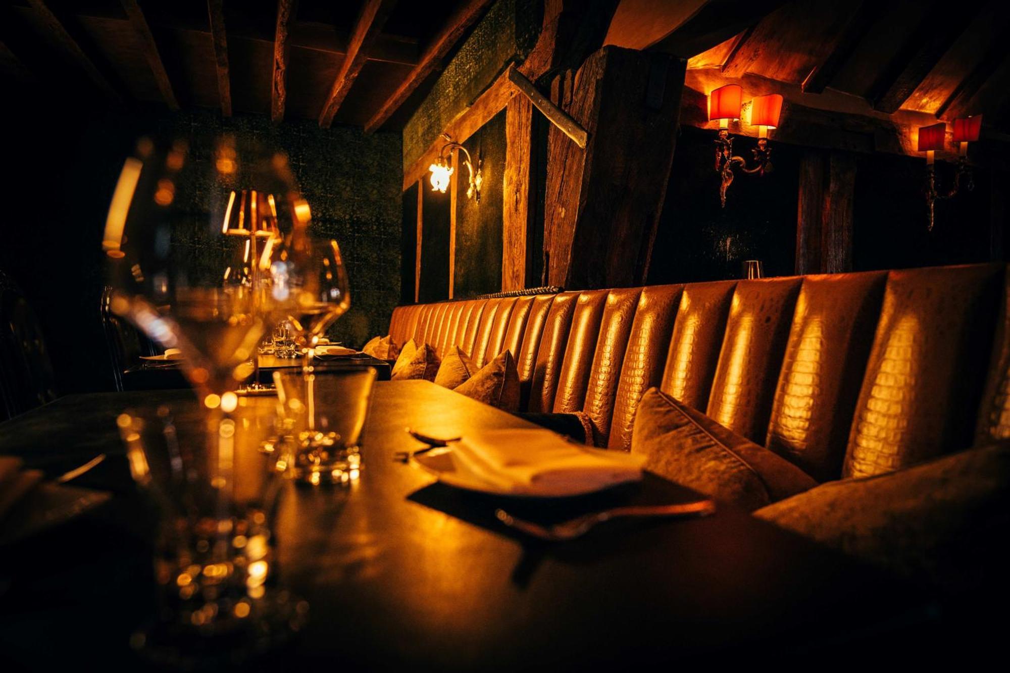 Crazy Bear Beaconsfield Hotel Exterior foto The interior of the restaurant