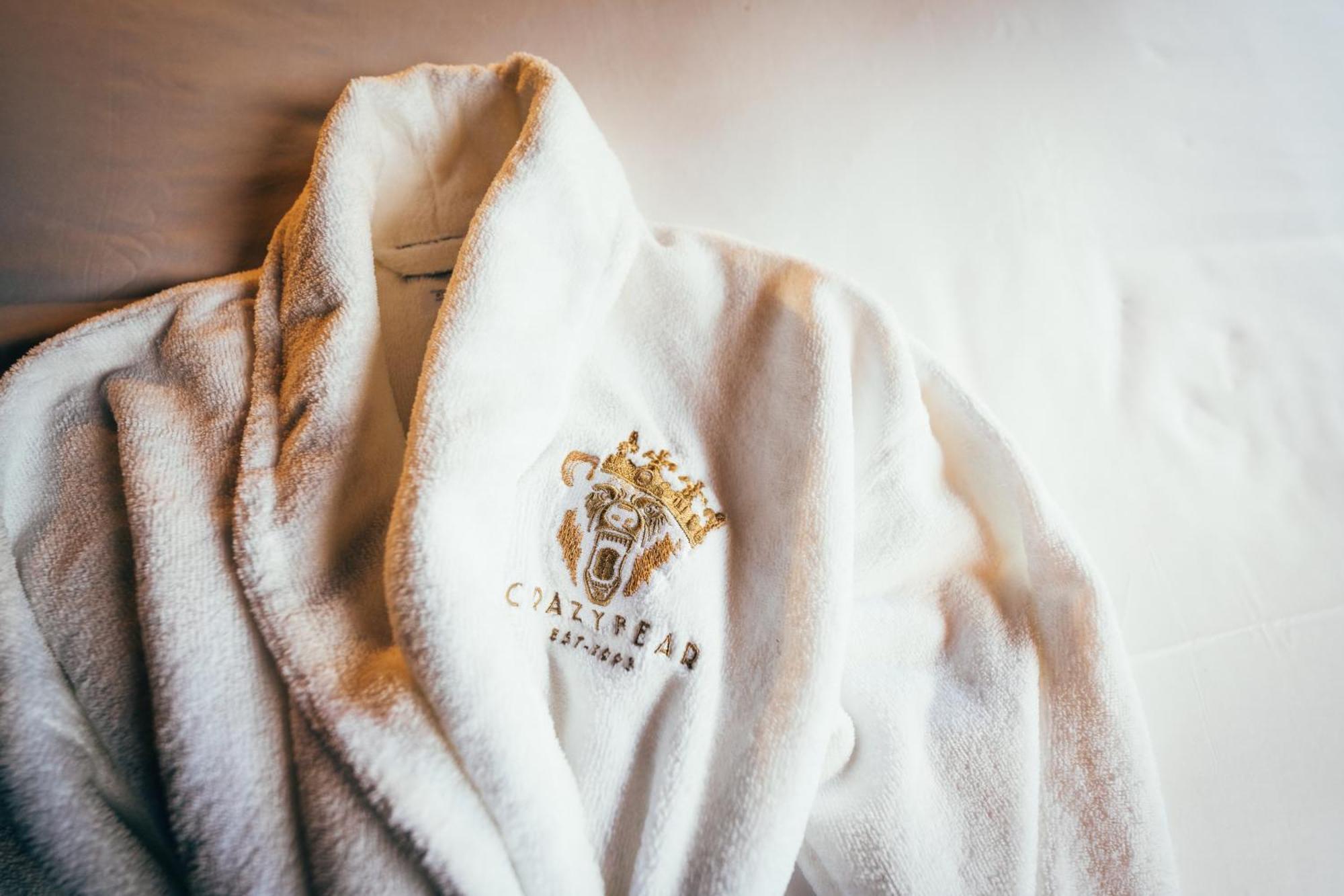 Crazy Bear Beaconsfield Hotel Exterior foto A bathrobe