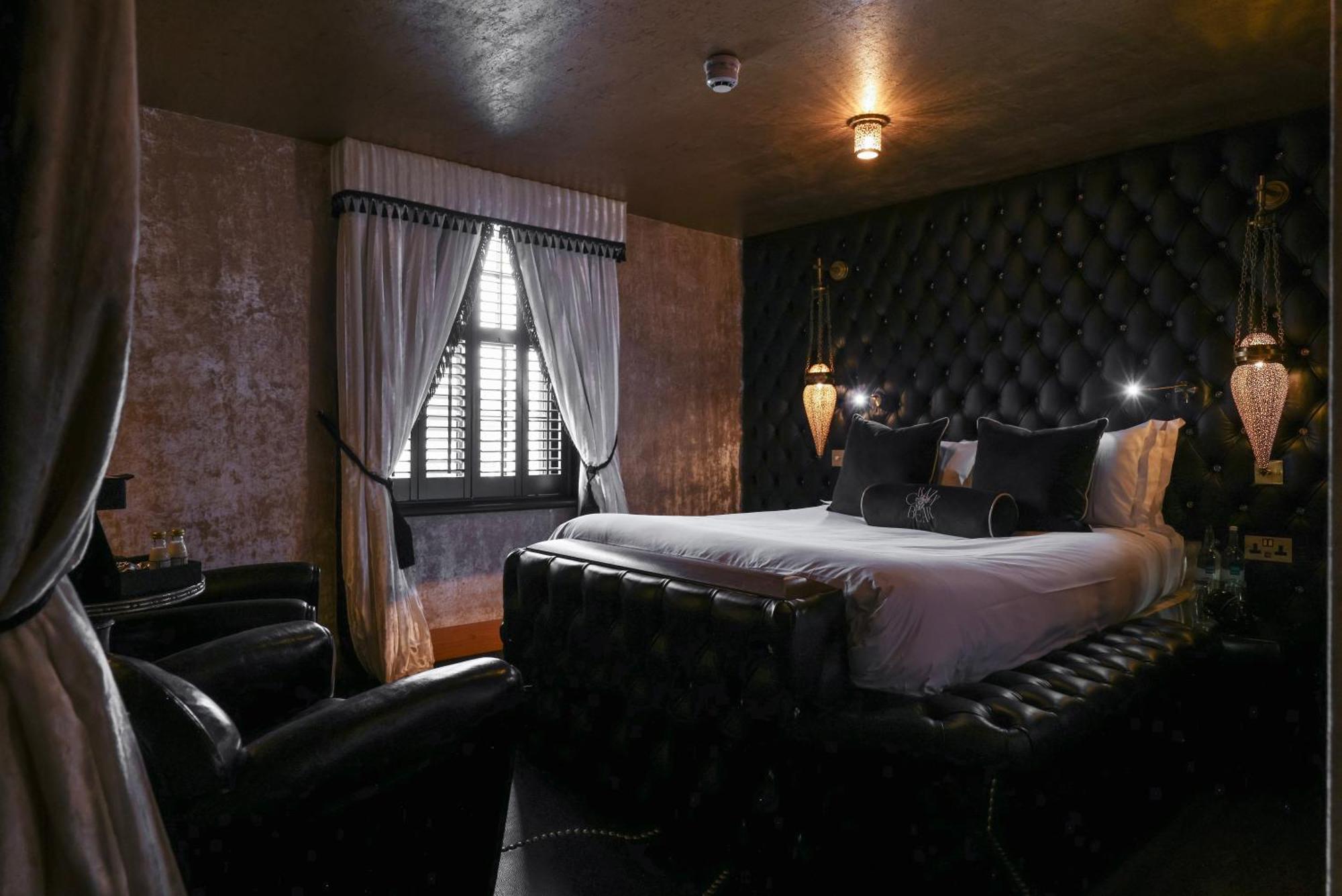 Crazy Bear Beaconsfield Hotel Exterior foto